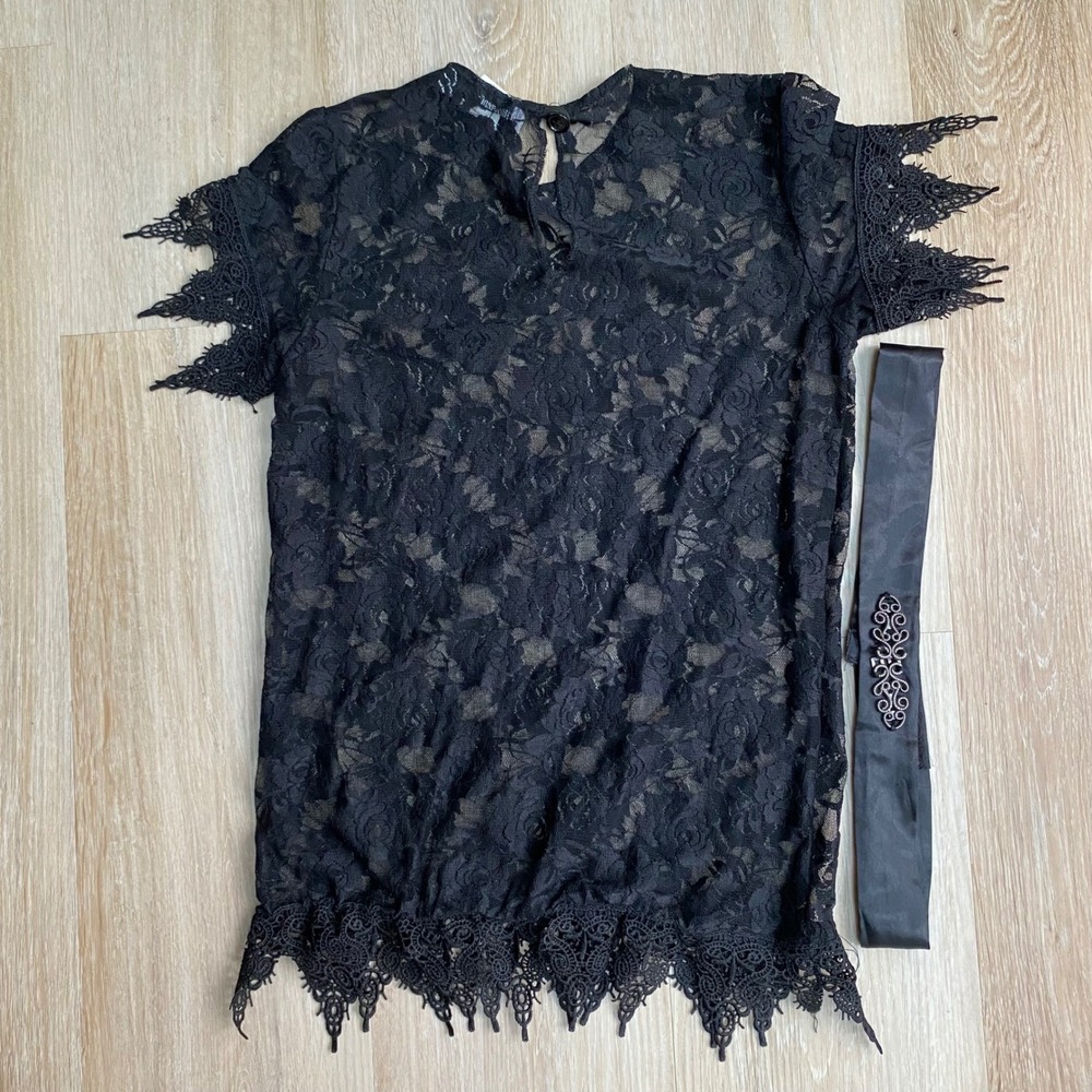 HalloweenCostumes Black Floral Lace Gothic Top with Satin Buckle Belt Large. - Picture 6 of 6